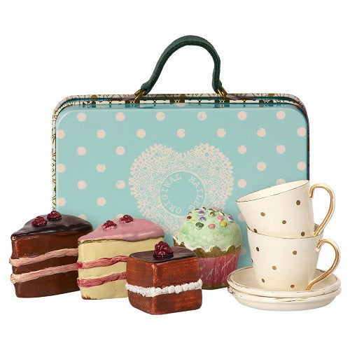 Suitcase with Cakes & Cups